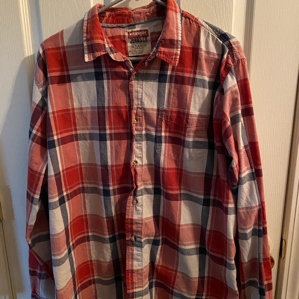 Men’s Wrangler button down shirt